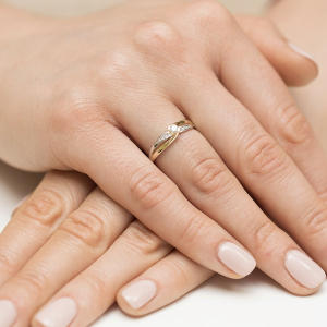 Złoty pierścionek z Brylantami 0,13ct - złoto próby 585. W-415